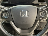 ハンドルにHondaセンシング系のクルーズコントロールやレーンキープアシストなどのスイッチと、オーディオの操作スイッチが装備されています。ハンドルから手を離さず安全に操作できます。