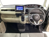 車内は光触媒抗菌消臭施工済です。インパネ周りはスタイリッシュなデザインで機能や装備も充実しています。グローブボックスやカップホルダーのほかにトレーなどたくさんの収納スペースが付いています。