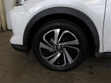 純正17インチアルミホイール装備です☆