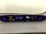 デジタル表示のスピードメーターとタコメーターを大きく配した見やすいメーター部になっています。左側のインフォメーション画面でオドメーターや燃費などの情報を確認できます。