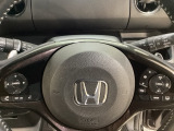 ハンドルにHondaセンシング系のクルーズコントロールやレーンキープアシストなどのスイッチと、オーディオの操作スイッチが装備されています。ハンドルから手を離さず安全に操作できます。