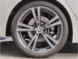 BMWの純正アロイホイールは軽量かつ強度にも優れているホイールで走行性能を引き上げる設計になっております。足元にもBMWは妥協がなくこだわっている個所になります。
