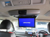 セカンドシートの方にもエンターテイメントを!フリップダウンモニター搭載でロングドライブも飽きさせませんよっ♪