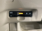 ハンドルの左下にETCがついています。高速道路の料金所の通過も楽々です。 カードの取り出しもしやすい場所についています。