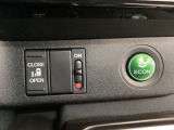 左側電動スライドドアは運転席からでも操作ができるように、ハンドル付近に開閉の操作スイッチが付いています。燃費に役立つECONボタンもここです。