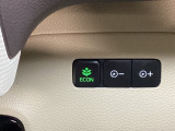 ECON モードをON にするとアクセルペダルの動きに対するエンジンの反応とエアコンの制御を切り換えることで、燃費のいい運転をするドライバーがペダルを踏んだ時と同じようにエンジンを制御します。