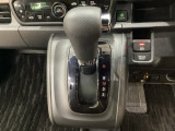 CVT車のセレクトレバーです。低速から高速まで、変速ショックのないスムーズな走りを実現するとともに、エンジン効率のよい領域を維持することで燃費にも貢献します。