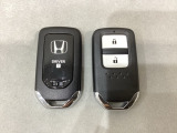 スマートキーを装備しています。鍵を差し込むことなくドアロックの開け閉めと、スタートボタン操作でのエンジンスタートができます。スペアキーも同じものを用意しております。