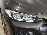 【LEDヘッドライト】先進のLEDテクノロジーを採用。放射される白色光の周波特性は太陽光に近く、バイキセノン・ヘッドライトを上回るコントラストで更に明るく輝きます!