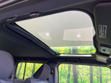 【ガラスルーフ】ガラスルーフ搭載で車内の解放感が一気にアップ!開放的なドライブをお楽しみいただけます。