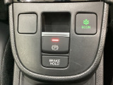 セレクトレバーの下に電子制御パーキングブレーキがあります。スイッチひとつで、停車した地点の傾斜などをシステムが検知・判断してブレーキ力を自動的に最適制御し、しっかり停車できるパーキングシステムです。