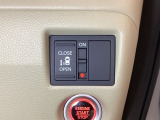 左側電動スライドドアは運転席からでも操作ができるように、ハンドル付近に開閉の操作スイッチが付いています。