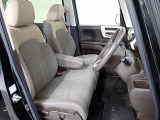 フロントシートはベンチシートです、運転席と助手席の移動が簡単です。真ん中にはアームレストも装備されています! また運転席シートの高さも調整できます。