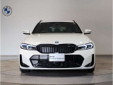 ☆BMWの代名詞とも言える【キドニーグリル】一目見ただけでBMW車であると認識できる確固たるアイコンとして存在感を放ちます☆
