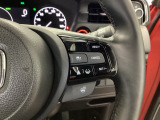 ステアリング右手側に安全運転支援機能のホンダセンシングをコントロールするスイッチ、左手側にオーディオ関連のコントロールスイッチを配置、視線を逸らすことなく運転に集中できます。ステアリングヒーター付き