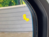【ブラインドスポットインフォメーション】走行中、ドアミラーの死角になりやすい箇所に後続車が接近するとサイドミラー付近に警告を表示、ドライバーに注意喚起をしてくれます。