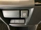 アクセサリーソケットはUSBのアダプターなどをつければ、スマホの充電にも使えます。横にはナビゲーション用の外部入力可能なUSB端子がついており、周辺には物が置けるボックスがついています。