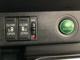 リアドアは乗り降りに便利な両側電動スライドドアです。また運転席に座っていながらスイッチ操作で自在にスライドドアを開け閉めできます。燃費に役立つECONボタンもここです。