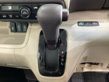 CVT車のセレクトレバーです。低速から高速まで、変速ショックのないスムーズな走りを実現するとともに、エンジン効率のよい領域を維持することで燃費にも貢献します。