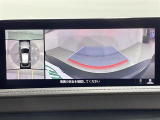 【360&deg;ビュー・モニター】まるでクルマを真上から見下ろしたかのような視点で駐車をサポートします!クルマの斜め後ろや真横など、前後左右の4つのカメラの映像が合成されて、モニターに映し出されます。