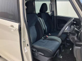 【運転席・助手席転席】運転席の足もともゆったりで長距離ドライブでも快適に★