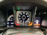 スピードメーターとタコメーターを大きく配した見やすいメーター部になっています。右側のインフォメーション画面でオドメーターや燃費などの情報を確認できます。
