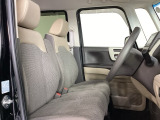 座面も厚みがあり背もたれも高く、広い足元にゆったり座れるシートです。運転席と助手席の間が空いている為、助手席側への移動がスムーズです。交通量の多い道でも助手席側から乗り降りができます。