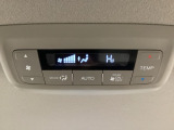 ルーフ中央にエアコン操作パネルがついていますので、2列目・3列目にお乗りの方も快適に過ごせます。