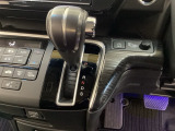 CVT車のセレクトレバーです。低速から高速まで、変速ショックのないスムーズな走りを実現するとともに、エンジン効率のよい領域を維持することで燃費にも貢献します。