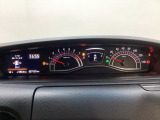 スピードメーターとタコメーターを大きく配した見やすいメーター部になっています。左側のインフォメーション画面でオドメーターや燃費などの情報を確認できます。