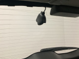 後方にもドライブレコーダーのカメラが付いています。前後両方でお車の周りを監視・記録いたします。