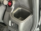ドリンクホルダー/小物入れにもなって便利です