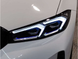 BMWの伝統の丸目4灯ヘッドライトでございます。LEDライトで視認性もよく明るく安全性の向上につながります。