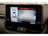 パノラミックビューモニター付きです。車両を上から見たような映像をディスプレイオーディオ画面に表示。運転席からの目視だけでは見にくい、車両周辺の状況をリアルタイムでしっかり確認できます。