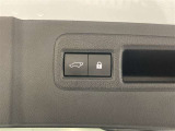 ワンタッチ操作で開閉が可能なパワーバックドアです。キックセンサーも搭載。両手がいっぱいの時に便利な機能です。店頭でお試しください^^
