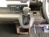 足元スッキリ、インパネシフトです。パーキングブレーキは電子制御パーキングブレーキタイプなので、運転席と助手席の間がスッキリしています。