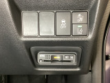 Hondaセンシング用の、VSA(ABS+TCS+横滑り抑制)解除と路外逸脱抑制機能などのオンオフスイッチはハンドルの右側に装備しています。その下にETCがついています。