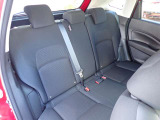 後席もコンパクトカー中では足もとが広く快適にお乗りいただけます♪