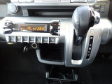 シフトとエアコンです。オートエアコン装備。温度設定が出来て、室内快適ですよ。