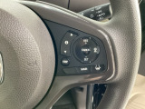ハンドルにHondaセンシング系のクルーズコントロールやレーンキープアシストなどのスイッチが装備されています。ハンドルから手を離さず安全に操作できます。