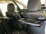 運転席・助手席の背もたれには、2列目シート用にカップホルダー付きの「格納式のシートバックテーブル」を装備しています。休憩時のちょっとした時間などカップを置いたり、小物置きに使えて便利です。