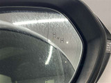 ブラインドスポットモニター(BSM)を装備しています。隣を走る車両が死角に入るとミラー内LEDインジケーターが点灯。さらに、ウィンカーを出すとインジケーターが光って点滅して注意を促してくれます。
