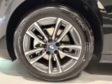 BMWの純正アロイホイールは軽量かつ強度にも優れているホイールで走行性能を引き上げる設計になっております。足元にもBMWは妥協がなくこだわっている個所になります。