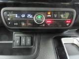 AUTOエアコンでいつでも快適な温度に!さらに運転席と助手席にはシートヒーターも付いています。