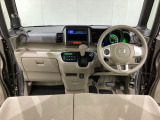 車内は光触媒抗菌消臭施工済です。スタイリッシュなデザインで暖かみのあるインパネ周りを演出します。グローブボックスやカップホルダーのほかにトレーなどたくさんの収納スペースが装備されています。