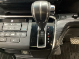 CVT車のセレクトレバーです。低速から高速まで、変速ショックのないスムーズな走りを実現するとともに、エンジン効率のよい領域を維持することで燃費にも貢献します。
