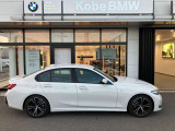 【BMWの伝統-3】BMWのお車は、&ldquo;駆け抜ける歓び&rdquo;を体現しております。走行の安定性とコーナリングの良さを追求し、思い通りにハンドルの操作可能です。