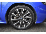 純正18インチアルミホイル/タイヤサイズは225/45R18です