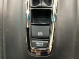 セレクトレバーの下に電子制御パーキングブレーキがあります。スイッチひとつで、停車した地点の傾斜などをシステムが検知・判断してブレーキ力を自動的に最適制御し、しっかり停車できるパーキングシステムです。