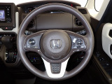 ハンドル左側にはオーディオ操作が出来るオーディオリモートコントロールスイッチ、右側にはHonda SENSINGとオートクルーズコントロールのスイッチを装備!